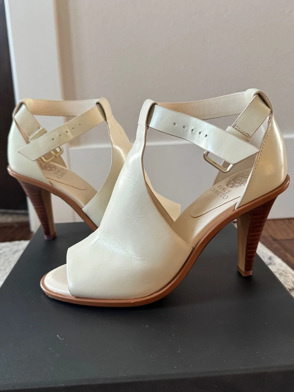 EUC Vince Camuto Frasper Warm Vanilla Leather Heels Size 8